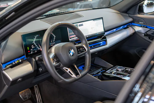 BMW 520i M Sport / Iconic Glow / 4-Zonen Klima / Harman Kardon / Sitzheizung & Lüftung