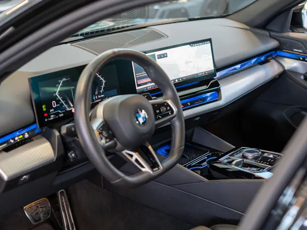 BMW 520i M Sport / Iconic Glow / 4-Zonen Klima / Harman Kardon / Sitzheizung & Lüftung