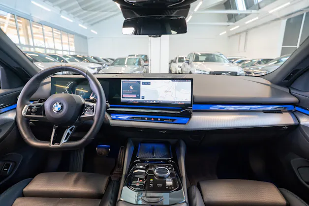 BMW 520i M Sport / Iconic Glow / 4-Zonen Klima / Harman Kardon / Sitzheizung & Lüftung