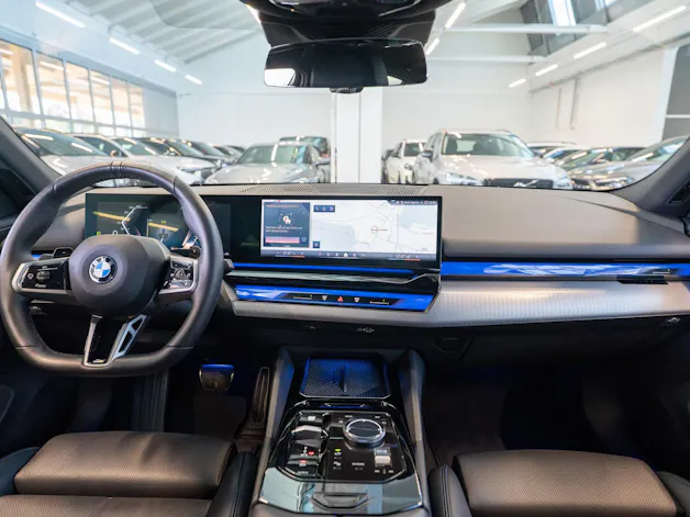 BMW 520i M Sport / Iconic Glow / 4-Zonen Klima / Harman Kardon / Sitzheizung & Lüftung