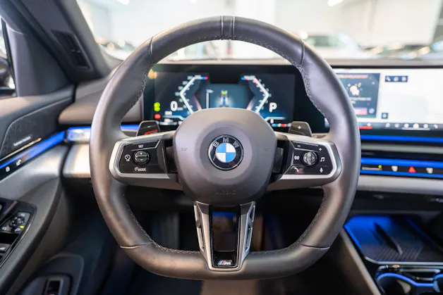 BMW 520i M Sport / Iconic Glow / 4-Zonen Klima / Harman Kardon / Sitzheizung & Lüftung