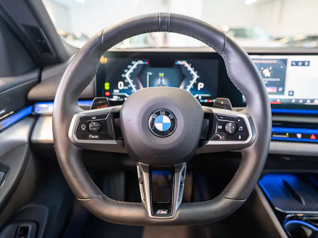 BMW 520i M Sport / Iconic Glow / 4-Zonen Klima / Harman Kardon / Sitzheizung & Lüftung