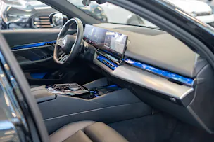 BMW 520i M Sport / Iconic Glow / 4-Zonen Klima / Harman Kardon / Sitzheizung & Lüftung