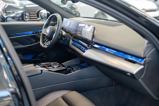 BMW 520i M Sport / Iconic Glow / 4-Zonen Klima / Harman Kardon / Sitzheizung & Lüftung