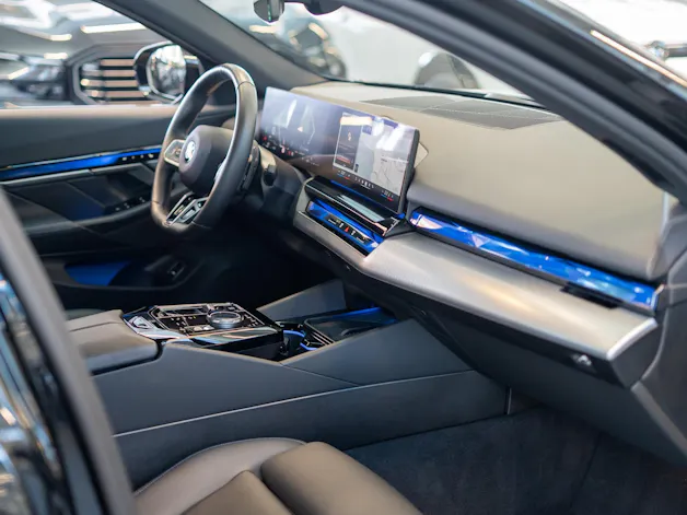 BMW 520i M Sport / Iconic Glow / 4-Zonen Klima / Harman Kardon / Sitzheizung & Lüftung