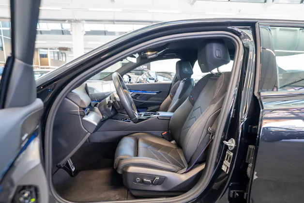 BMW 520i M Sport / Iconic Glow / 4-Zonen Klima / Harman Kardon / Sitzheizung & Lüftung
