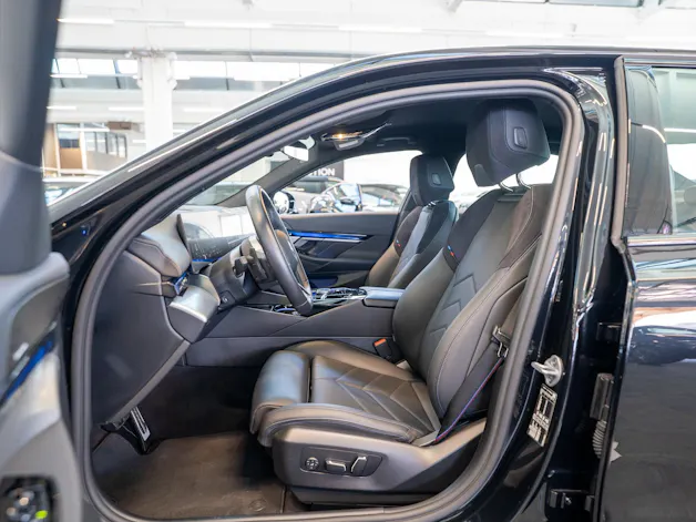 BMW 520i M Sport / Iconic Glow / 4-Zonen Klima / Harman Kardon / Sitzheizung & Lüftung