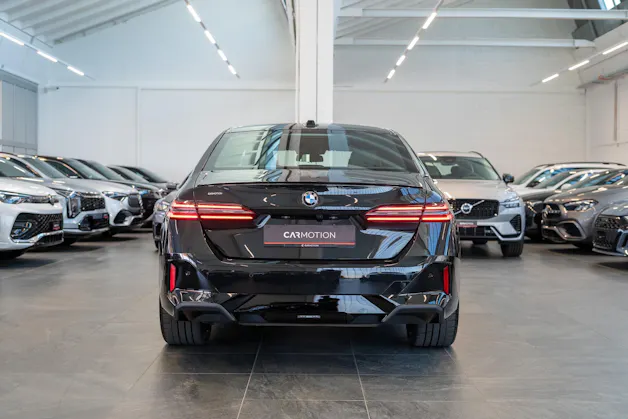 BMW 520i M Sport / Iconic Glow / 4-Zonen Klima / Harman Kardon / Sitzheizung & Lüftung