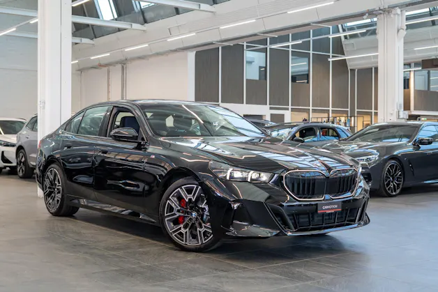 BMW 520i M Sport / Iconic Glow / 4-Zonen Klima / Harman Kardon / Sitzheizung & Lüftung