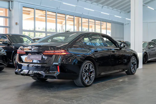 BMW 520i M Sport / Iconic Glow / 4-Zonen Klima / Harman Kardon / Sitzheizung & Lüftung