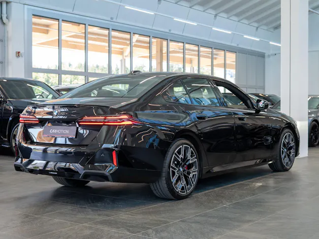 BMW 520i M Sport / Iconic Glow / 4-Zonen Klima / Harman Kardon / Sitzheizung & Lüftung