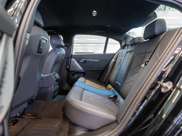 BMW 520i M Sport / Iconic Glow / 4-Zonen Klima / Harman Kardon / Sitzheizung & Lüftung