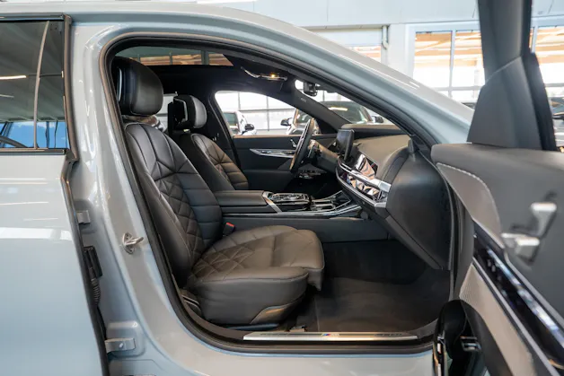 BMW 740d xDrive M Sport / Theatre Screen / Sky Lounge
