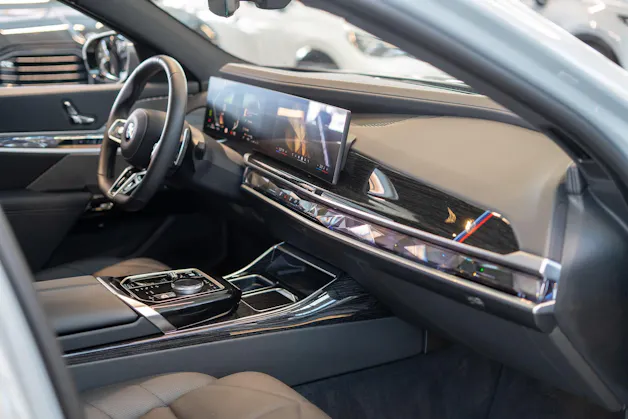 BMW 740d xDrive M Sport / Theatre Screen / Sky Lounge
