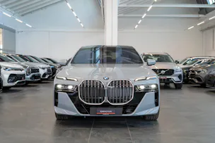 BMW 740d xDrive M Sport / Theatre Screen / Sky Lounge