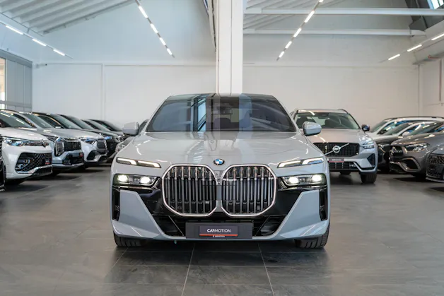 BMW 740d xDrive M Sport / Theatre Screen / Sky Lounge