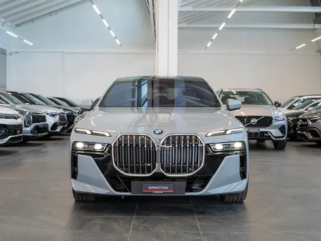 BMW 740d xDrive M Sport / Theatre Screen / Sky Lounge