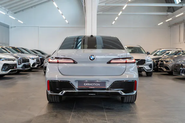 BMW 740d xDrive M Sport / Theatre Screen / Sky Lounge