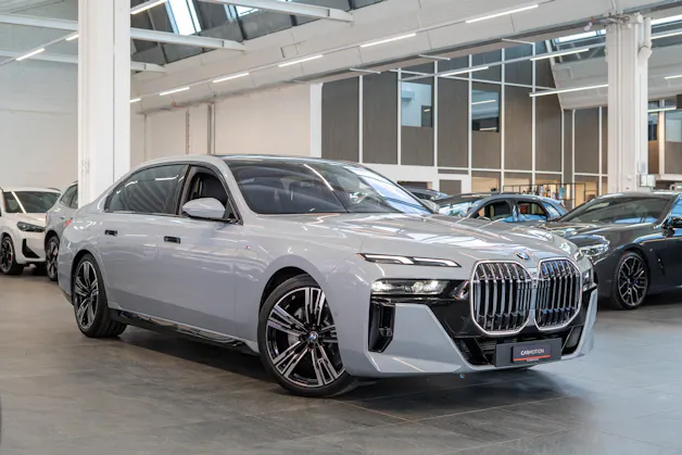 BMW 740d xDrive M Sport / Theatre Screen / Sky Lounge
