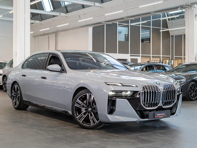 BMW 740d xDrive M Sport / Theatre Screen / Sky Lounge