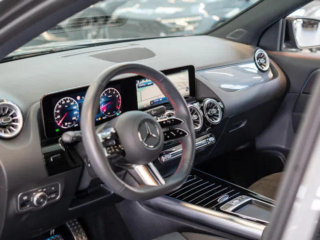MERCEDES-BENZ GLA 200 Night Star AMG Line / Rückfahrkamera / el.Heckklappe / Ambientebeleuchtung