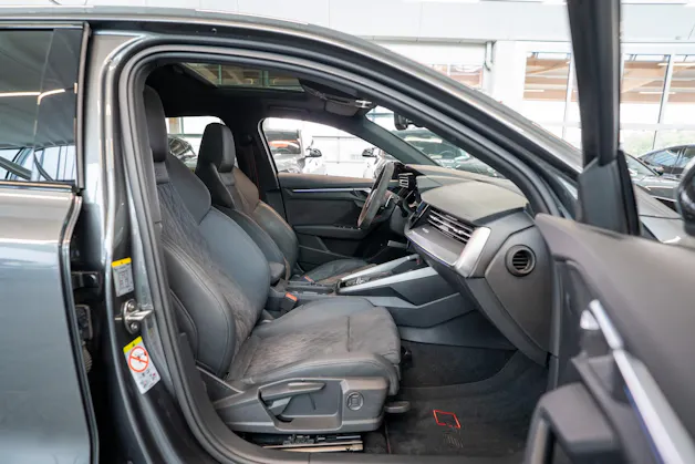 AUDI RS3 Sportback 2.5 TFSI quattro S-Tronic / Glasdach / Alcantara-Lenkrad / Rückfahrkamera