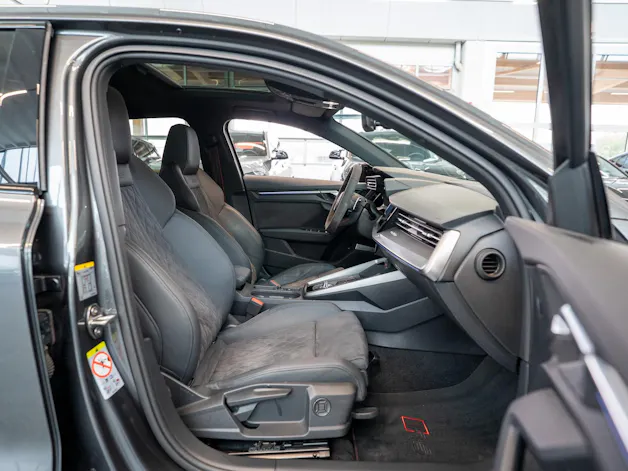 AUDI RS3 Sportback 2.5 TFSI quattro S-Tronic / Glasdach / Alcantara-Lenkrad / Rückfahrkamera