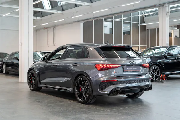 AUDI RS3 Sportback 2.5 TFSI quattro S-Tronic / Glasdach / Alcantara-Lenkrad / Rückfahrkamera