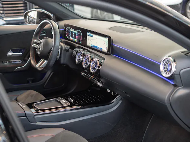 MERCEDES-BENZ A 200 AMG Line Limousine / Facelift / Rückfahrkamera / Ambientebeleuchtung