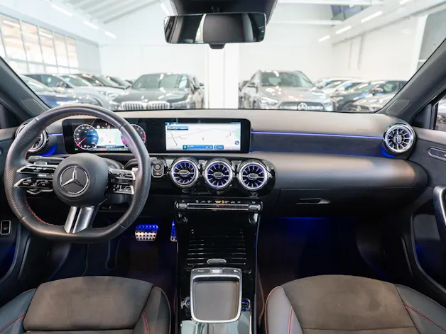 MERCEDES-BENZ A 200 AMG Line Limousine / Facelift / Rückfahrkamera / Ambientebeleuchtung