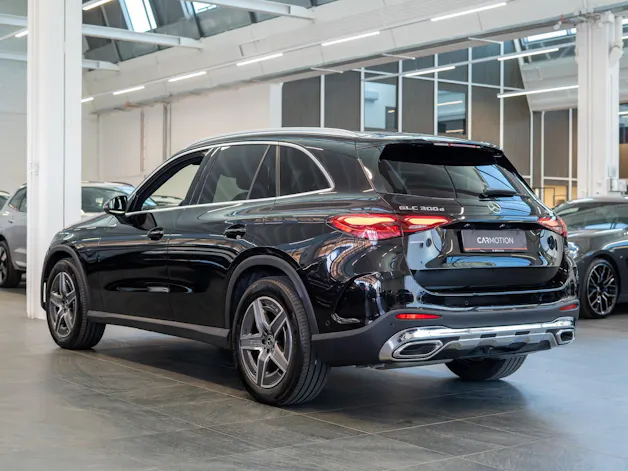 MERCEDES-BENZ GLC 300 d 4matic AMG Line / Anhängerkupplung / Memory Sitze / Ambiente