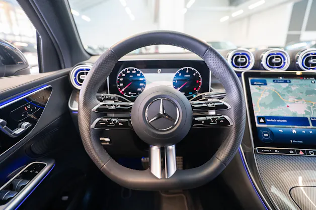 MERCEDES-BENZ GLC 300 d 4matic AMG Line / Anhängerkupplung / Memory Sitze / Ambiente