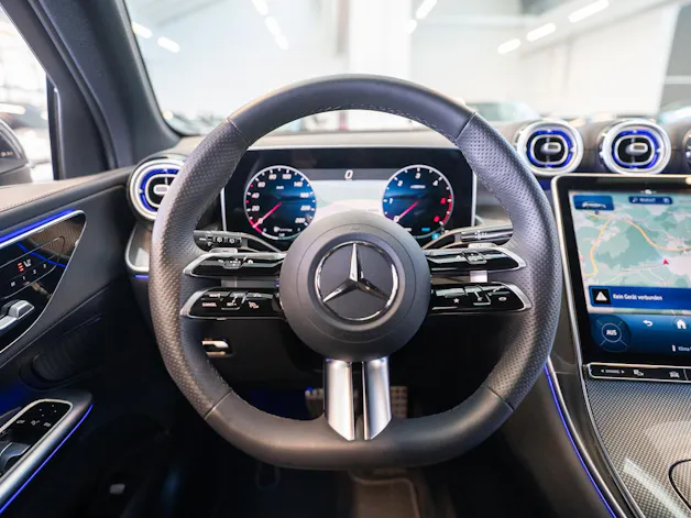 MERCEDES-BENZ GLC 300 d 4matic AMG Line / Anhängerkupplung / Memory Sitze / Ambiente