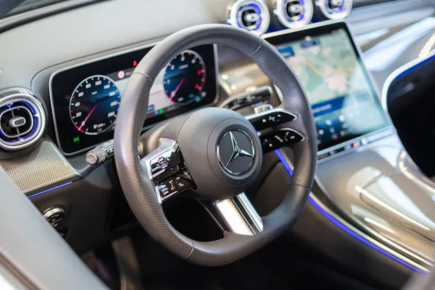 MERCEDES-BENZ GLC 300 d 4matic AMG Line / Anhängerkupplung / Memory Sitze / Ambiente