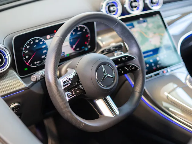 MERCEDES-BENZ GLC 300 d 4matic AMG Line / Anhängerkupplung / Memory Sitze / Ambiente