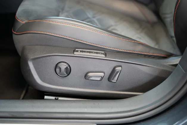 SEAT Leon 2.0 TSI FR DSG / Panorama-Glasdach / el.Sitze / Rückfahrkamera