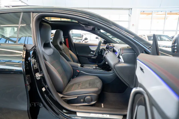 MERCEDES-BENZ CLA 35 AMG 4matic / Panorama-Schiebedach / Performance Auspuff /