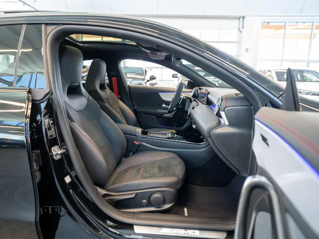 MERCEDES-BENZ CLA 35 AMG 4matic / Panorama-Schiebedach / Performance Auspuff /
