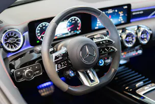 MERCEDES-BENZ CLA 35 AMG 4matic / Panorama-Schiebedach / Performance Auspuff /