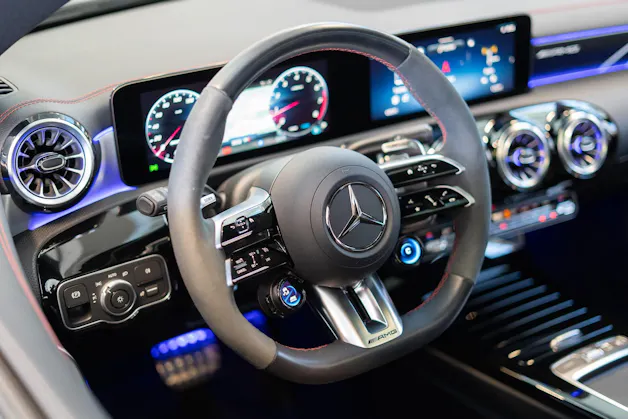 MERCEDES-BENZ CLA 35 AMG 4matic / Panorama-Schiebedach / Performance Auspuff /
