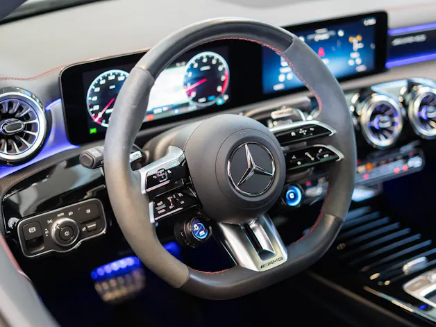 MERCEDES-BENZ CLA 35 AMG 4matic / Panorama-Schiebedach / Performance Auspuff /