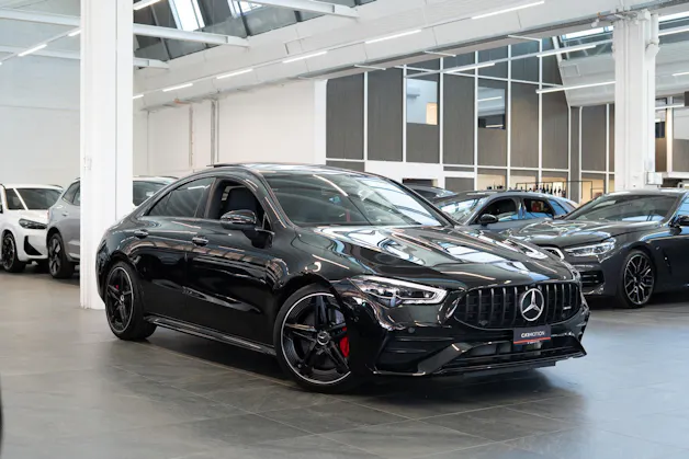 MERCEDES-BENZ CLA 35 AMG 4matic / Panorama-Schiebedach / Performance Auspuff /