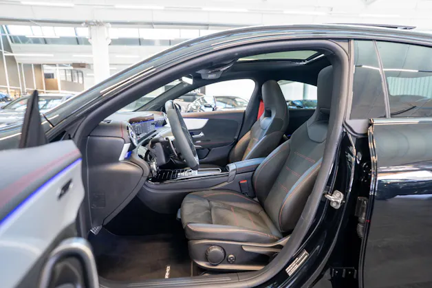 MERCEDES-BENZ CLA 35 AMG 4matic / Panorama-Schiebedach / Performance Auspuff /