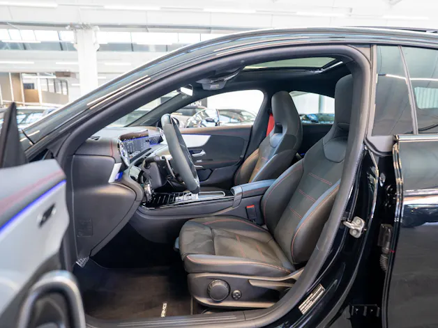 MERCEDES-BENZ CLA 35 AMG 4matic / Panorama-Schiebedach / Performance Auspuff /