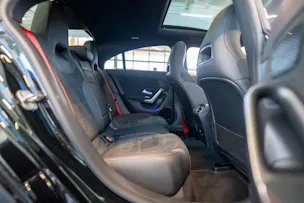 MERCEDES-BENZ CLA 35 AMG 4matic / Panorama-Schiebedach / Performance Auspuff /