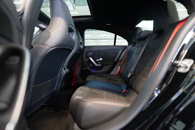 MERCEDES-BENZ CLA 35 AMG 4matic / Panorama-Schiebedach / Performance Auspuff /