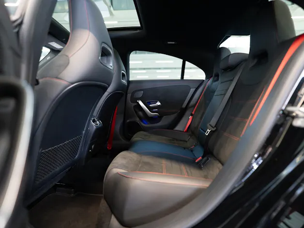 MERCEDES-BENZ CLA 35 AMG 4matic / Panorama-Schiebedach / Performance Auspuff /