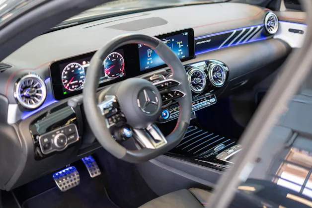 MERCEDES-BENZ CLA 35 AMG 4matic / Panorama-Schiebedach / Performance Auspuff /
