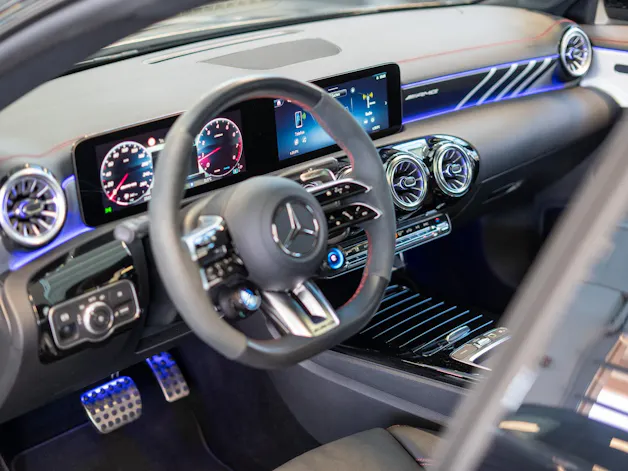 MERCEDES-BENZ CLA 35 AMG 4matic / Panorama-Schiebedach / Performance Auspuff /