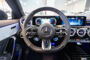 MERCEDES-BENZ CLA 35 AMG 4matic / Panorama-Schiebedach / Performance Auspuff /